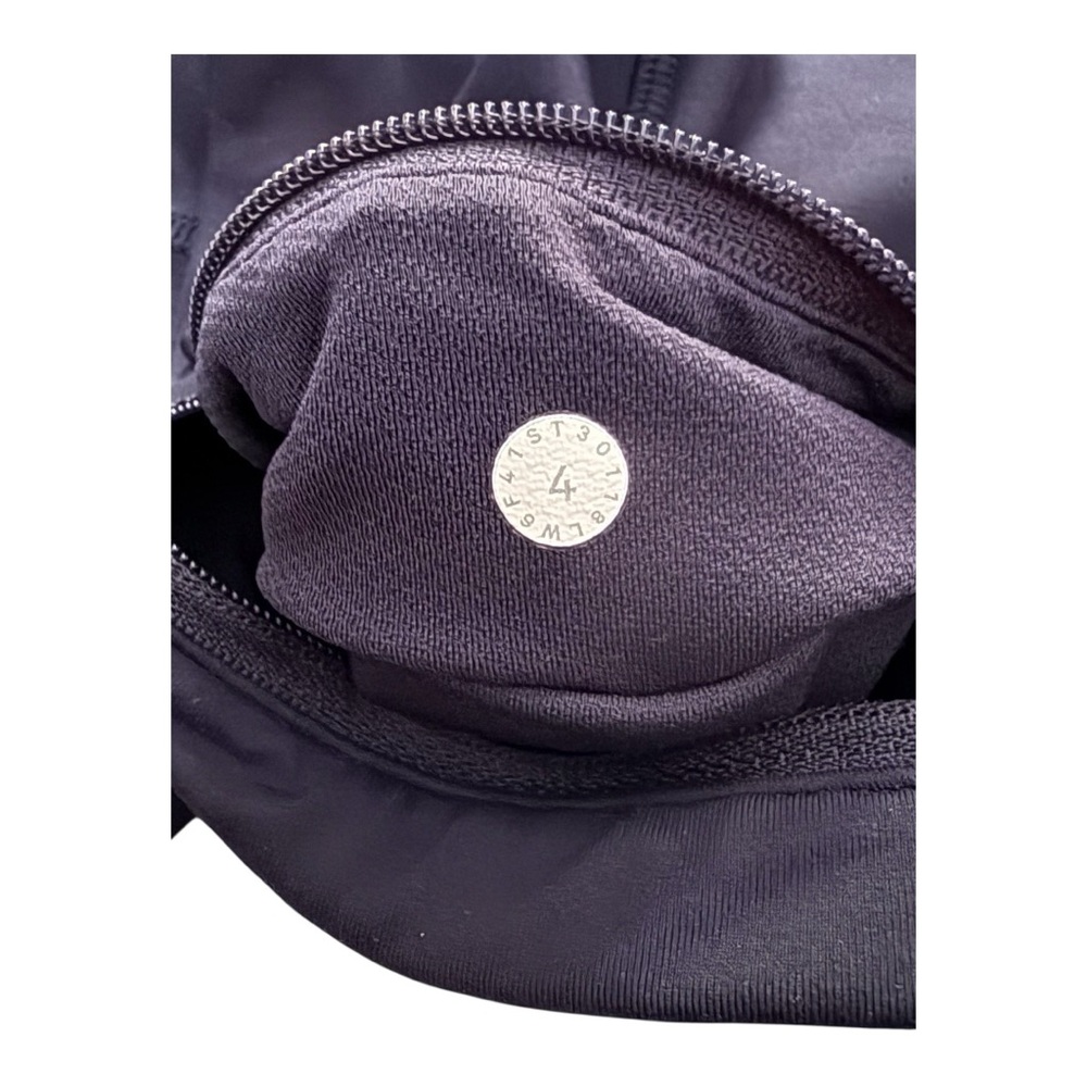 Women’s Lululemon Cropped Navy Blue Leggings! Size 4! - Picture 8 of 9